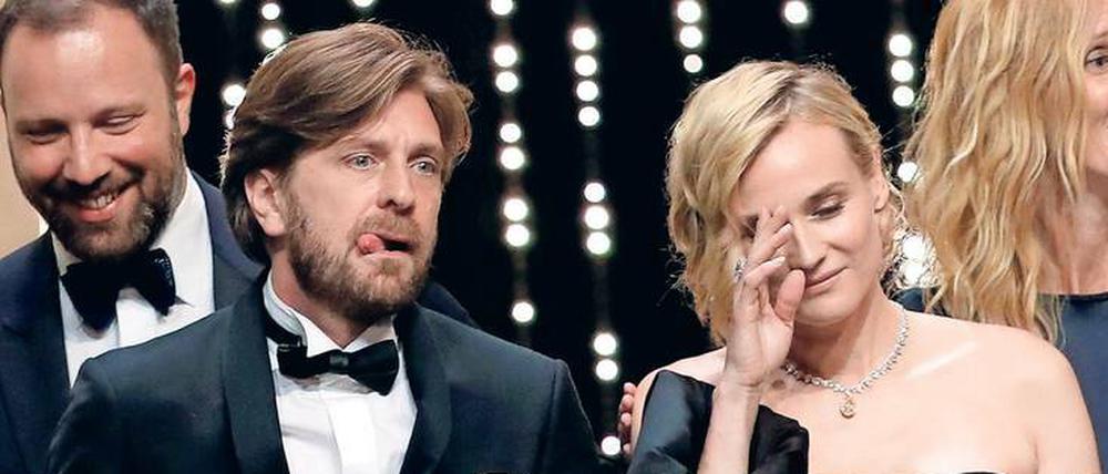 Ein guter Jahrgang. Goldene-Palme-Gewinner Ruben Östlund zeigt seine Zunge, Diane Kruger kann ihr Glück noch nicht fassen. 
