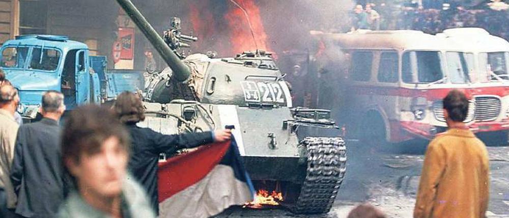 So weit kam es in Ost-Berlin nicht: Verzweifelte Demonstranten warfen im August 1986 Steine auf sowjetische Panzer. 