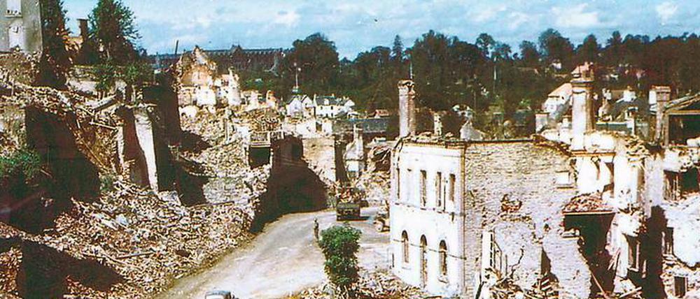 Am 6. Juni 1944 wird die Stadt Saint-Lô, ein Verkehrsknotenpunkt in der westlichen Normandie, von alliierten Bombern in Schutt und Asche gelegt.