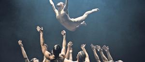 In luftigen Höhen. „Soul Chain“ ist der furiose Auftakt einer Tanzreihe mit Stücken von Sharon Eyal und Gai Behar im Kraftwerk Berlin, die bis 16. Januar läuft.