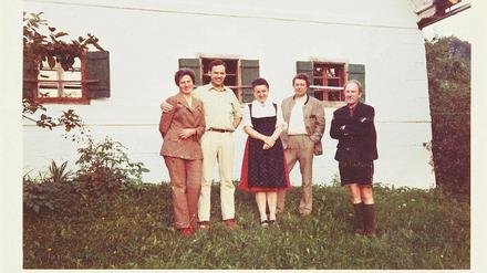 Gruppenbild mit Schriftsteller: Peter Fabjan mit seiner ersten Frau Mágda (li.), das befreundete Ehepaar Grete und Viktor Hufnagel sowie rechts am Rand: Thomas Bernhard, in den siebziger Jahren. 