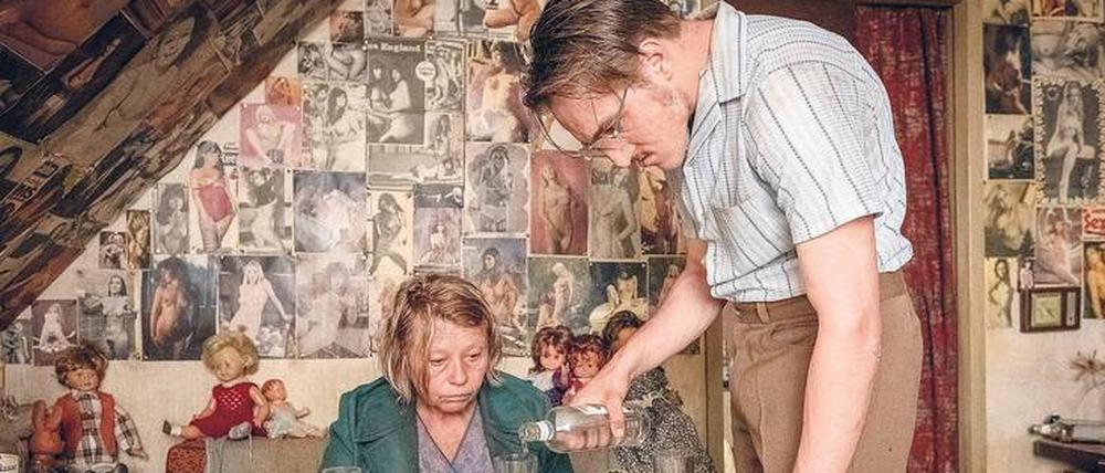Fritz Honka (Jonas Dassler) hat wieder eine arme, alte Frau (Margarethe Tiesel) in seine Dachwohnung gelockt.