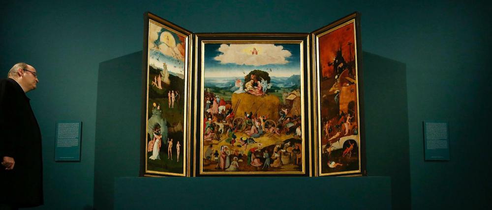 Triptychon mit Himmel und Hölle. Hieronymus Boschs Gemälde "Der Heuwagen", ausgestellt im Kloster El Escorial bei Madrid aus Anlass des 500. Todestags des Künstlers im Jahr 2016.