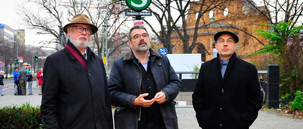 Dieter Bingen (rechts) mit Florian Mausbach und Stefan Troebst vor der Ruine des Anhalter Bahnhofs in Berlin. 