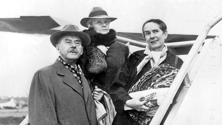 Thomas Mann mit Frau Katja (Mitte) und Tochter Erika auf einer Gangway eines Flugzeugs in New York.