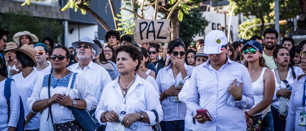 Zahlreiche Menschen fordern in Guadalajara «Frieden» bei einem Protest nach dem Mord dreier Filmstudenten.