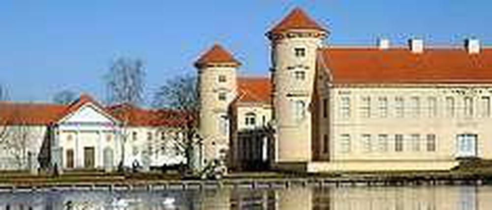 Schloss Rheinsberg unter blauem Himmel.