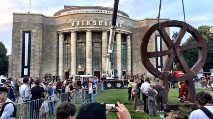 Protest wegen Chris Dercon: Das "Räuberrad" vor der Volksbühne am Rosa-Luxemburg-Platz wird entfernt. 