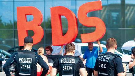 Anhänger der Bewegung „BDS“ protestieren am 4. Juni 2018 im Berliner Regierungsviertel. 