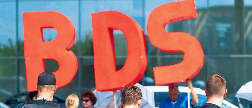 Anhänger der Bewegung „BDS“ protestieren am 4. Juni 2018 im Berliner Regierungsviertel. 