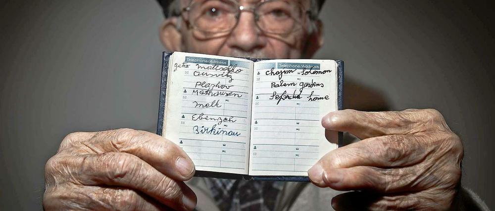Hy Abrams, Überlebender, hat in einem Büchlein die Namen der Konzentrationslager eingetragen, in denen er von den Nazis inhaftiert worden war.