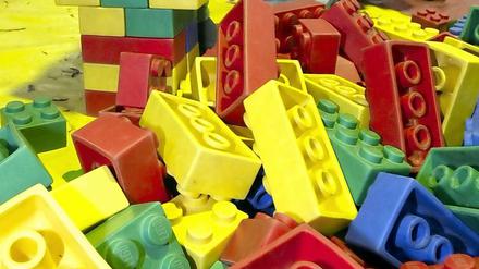 Das Foto zeigt rote, gelbe, grüne und blaue Legosteine.