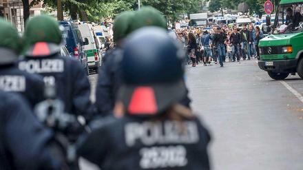 Mittlerweile unterstützen auch Beamte aus anderen Bundesländern die Berliner Polizei. So sind z. B. Einheiten aus Baden-Württemberg vor Ort.