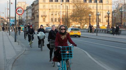 Breite Radwege mit Bordsteinen statt Poller: Diese Strategie fährt Kopenhagen seit Jahrzehnten.