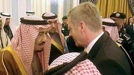 Der frühere Bundespräsident Christian Wulff (r) spricht am 24.01.2015 in Riad (Saudi-Arabien) mit König Salman.