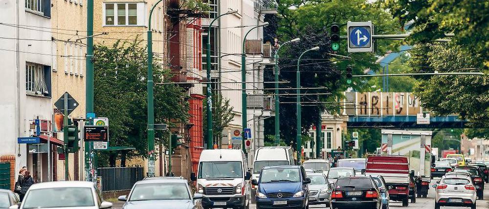 Die viel befahrene Zeppelinstraße: Potsdams Bauverwaltung will die Straße von vier auf drei Fahrspuren verengen – eine Spur je Richtung und eine wechselseitige Mittelspur sind vorgesehen. Der umstrittene Plan soll die Abgase in der Straße reduzieren.