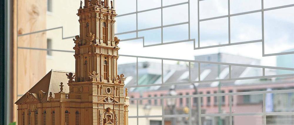Das Modell. Die Garnisonkirchenstiftung will den Turm der Garnisonkirche wieder aufbauen. TV-Moderator Günther Jauch sprach in dieser Woche erstmals über seine Millionenspende für das Projekt.