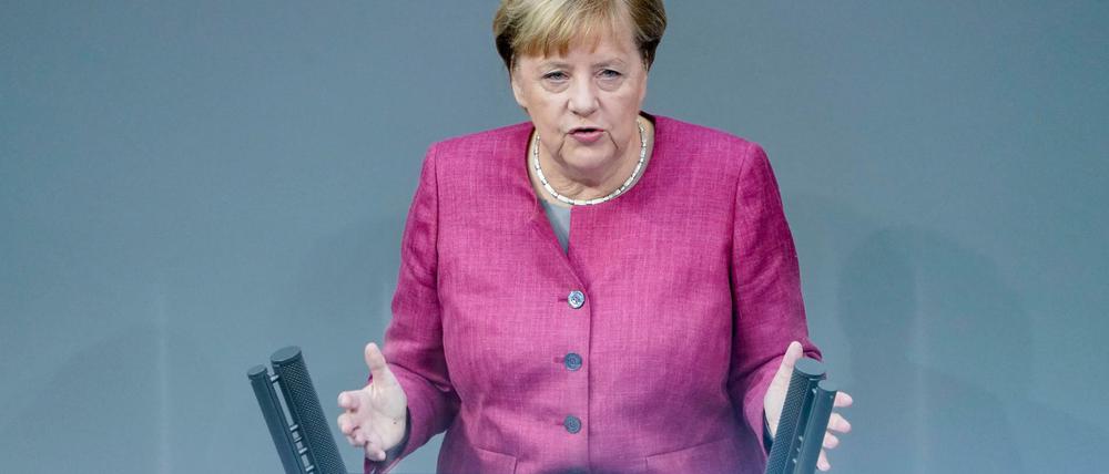 Bundeskanzlerin Angela Merkel (CDU) spricht im Parlament. 