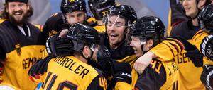 Die deutschen Eishockeyspieler feiern einen völlig unerwarteten Sieg über Kanada.