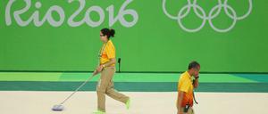 Olympia - Kulisse für den Wettkampf. Was strahlen soll, muss gepflegt und geputzt werden - hier die Boden für die Gymnastik der Herren.