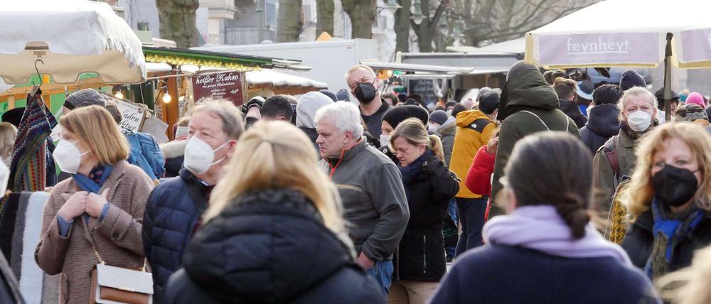 Auf einem Marktplatz in Deutschland tragen manche Besucher eine Mund-Nasenschutz-Maske