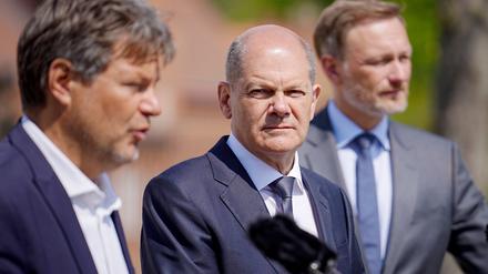 Bundeskanzler Olaf Scholz (SPD) und Finanzminister Christian Lindner (FDP) schauen neidisch auf das Wahlergebnis der Grünen von Vizekanzler Robert Habeck.