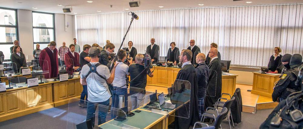 Kameraleute filmen am dritten Prozesstag am Landgericht Magdeburg die Richter. Rechts im Bild der Angeklagte Stephan Balliet, der im Oktober 2019 in Halle zwei Menschen ermordet hat und einen Anschlag auf eine Synagoge geplant hatte.