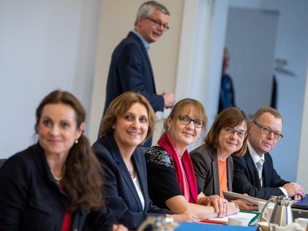 Gesundheitsministerin Ursula Nonnemacher (vierte von links) beim Vorstellen der Brandenburger Landesregierung im November.
