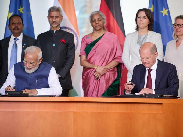 Bundeskanzler Olaf Scholz und der indische Premier Narendra Modi unterzeichnen eine Energiepartnerschaft.