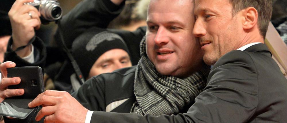 Selfie-Zeit: Wotan Wilke Möhring bei der Berlinale-Eröffnung mit einem Fan.