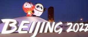 Das offizielle Maskottchen der Olympischen Winterspiele 2022, Shuey Rhon Rhon zusammen mit Bing Dwen Dwen, dem offiziellen Maskottchen der Winterparalympics 2022.