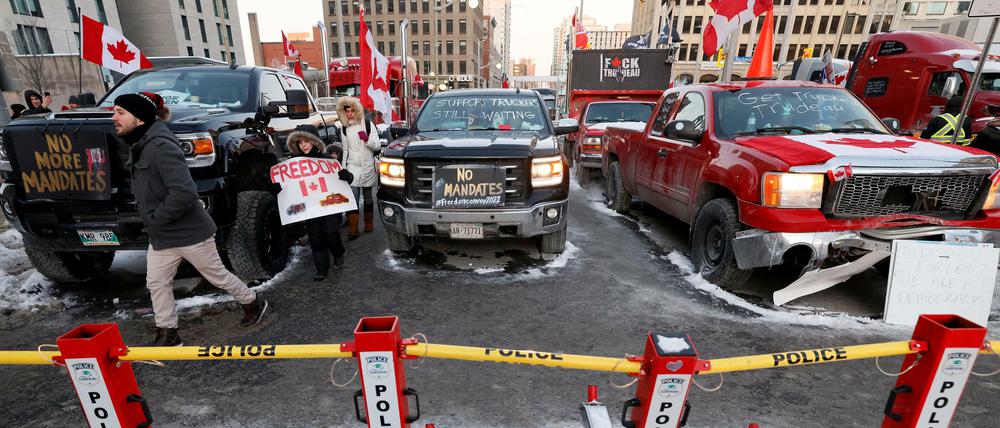 Trucks parken hinter einer Polizeiabsperrung in Ottawa.