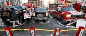 Trucks parken hinter einer Polizeiabsperrung in Ottawa.