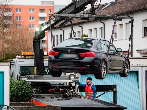 Ein Auto, das dem Attentäter gehören soll, wird in Hanau abtransportiert.
