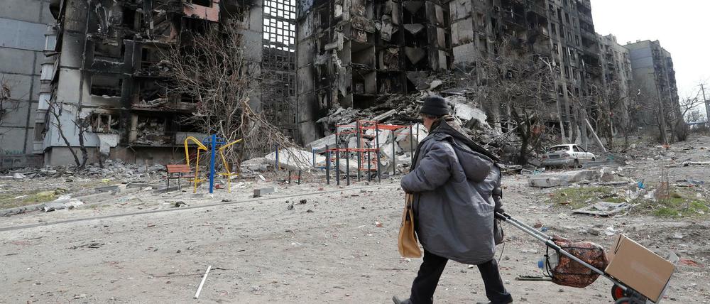 Eine Bewohnerin von Mariupol geht durch die zerstörten Straßen