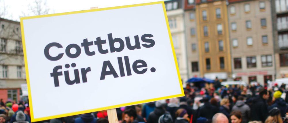 "Cottbus für alle" steht auf dem Schild, mit dem ein Mann 2018 bei einer Dmonstration in Cottbus für eine weltoffene Gesellschaft hochhielt.