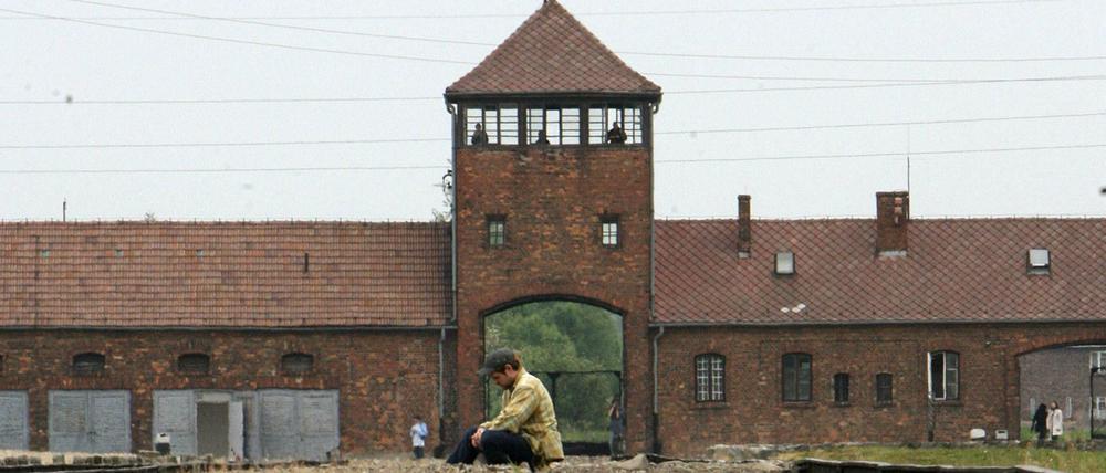 Auschwitz gehört zur völkischen Weltsicht des Hasses von Rechtsextremen gegenüber Andersdenkenden, Fremden und Flüchtlingen.