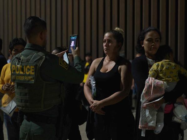 Ein US-Grenzpolizist stoppt Flüchtlinge aus Mexiko.