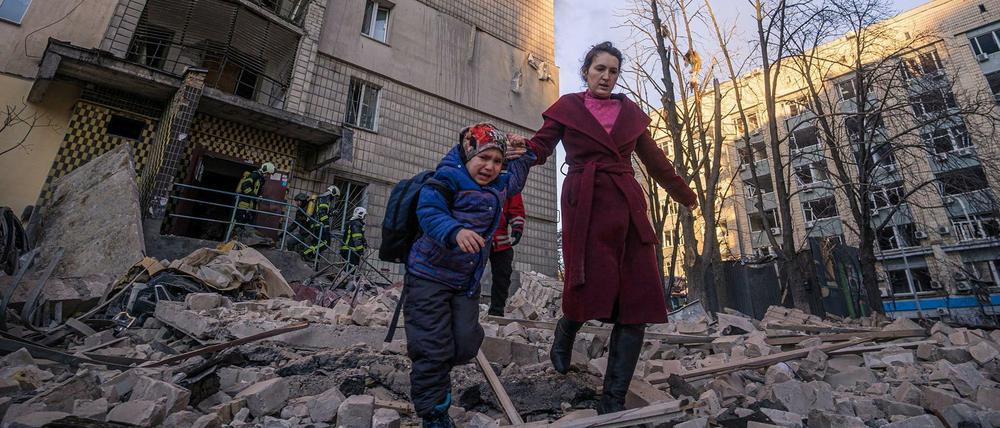 Eine Frau und ihr Kind müssen in Kiew vor dem russischen Beschuss fliehen.