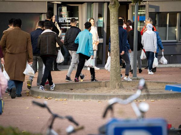 Flüchtlinge aus Afghanistan auf dem Weg zum Schulunterricht im niederländischen Nijmegen.