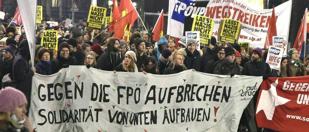 Demonstranten protestieren in Wien gegen den Wiener Akademikerball der rechten FPÖ in der Hofburg. 