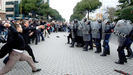 Sicherheitsabstand: Zwischen Polizeikräften und Demonstranten kommt es in Albanien zu zum Teil blutigen Auseinandersetzungen.
