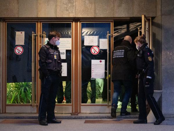Polizeibeamte betreten auf dem Gelände der Heidelberger Universität das Gebäude, in dem sich der Tatort eines Amoklaufes befindet.