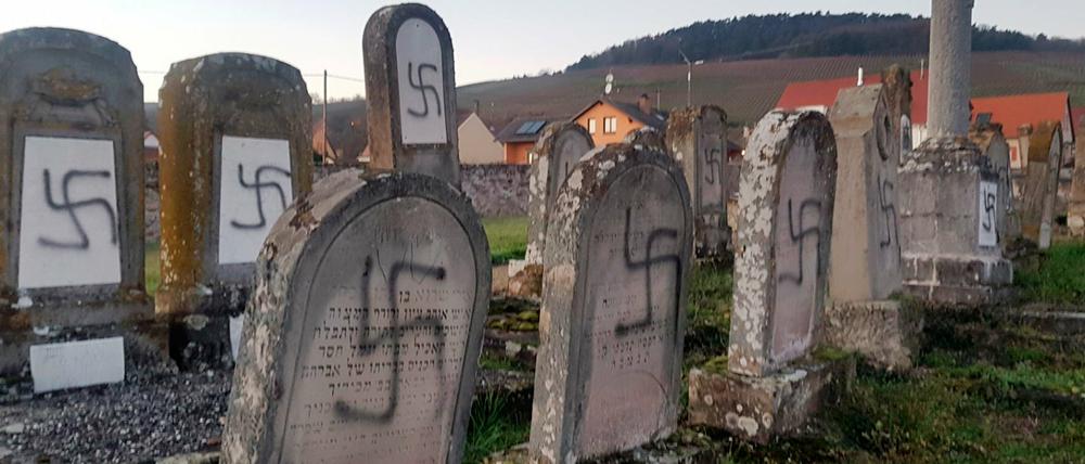 107 Grabstätten des Friedhofs Westhoffen, rund 25 Kilometer von Straßburg entfernt, wurden Anfang 2019 antisemitisch beschmiert.