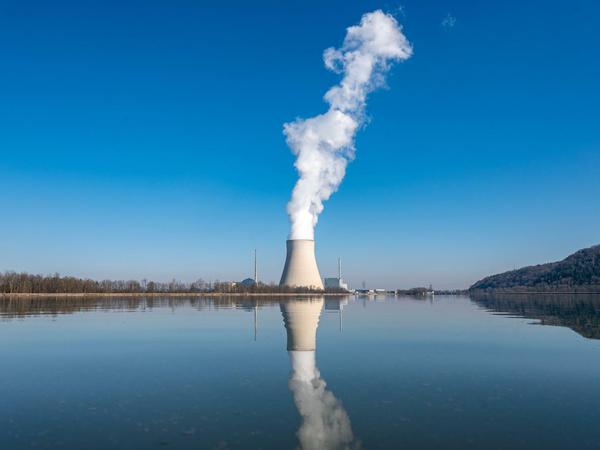 Das Atomkraftwerk Isar 2. Das Kernkraftwerk im Landkreis Landshut ist das letzte in Bayern, es soll noch bis Ende 2022 laufen.