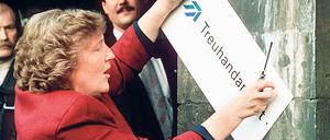 Arbeit getan, Ruf ruiniert: Treuhand-Präsidentin Birgit Breuel entfernt am 30. Dezember das Firmenschild am Eingang der Treuhandanstalt in Berlin.