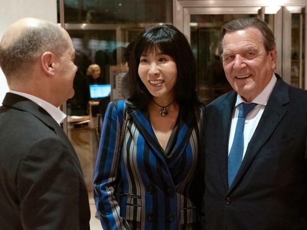 Da war das Verhältnis noch intakt. Olaf Scholz begrüßt Gerhard Schröder und seine Ehefrau Soyeon bei der Eröffnung einer Ausstellung über Altkanzler Schmidt. 