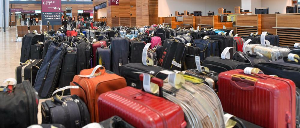 Viele Reisekoffer stehen zu Testzwecken vor Check-in-Schaltern im Terminalgebäude des Hauptstadflughafens Berlin Brandenburg Willy Brandt (BER). 
