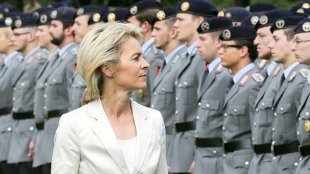 Zu wenig Ausrüstung, zu viel Bürokratie. Bundesverteidigungsministerin Ursula von der Leyen (CDU) bei der Bundeswehr.