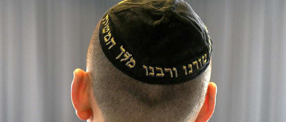 Der Überfall auf einen Rabbiner in Berlin hat eine Antisemitismus-Debatte ausgelöst.